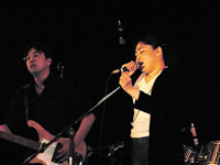 ライブで歌う吉田さんの写真