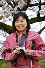 カメラを持つ吉田さんの写真