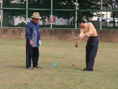 盲人ゴルフに挑戦している写真