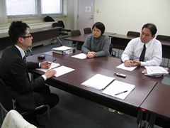 写真右から障害者施策課の福原さん、井上さん、アライド大久保